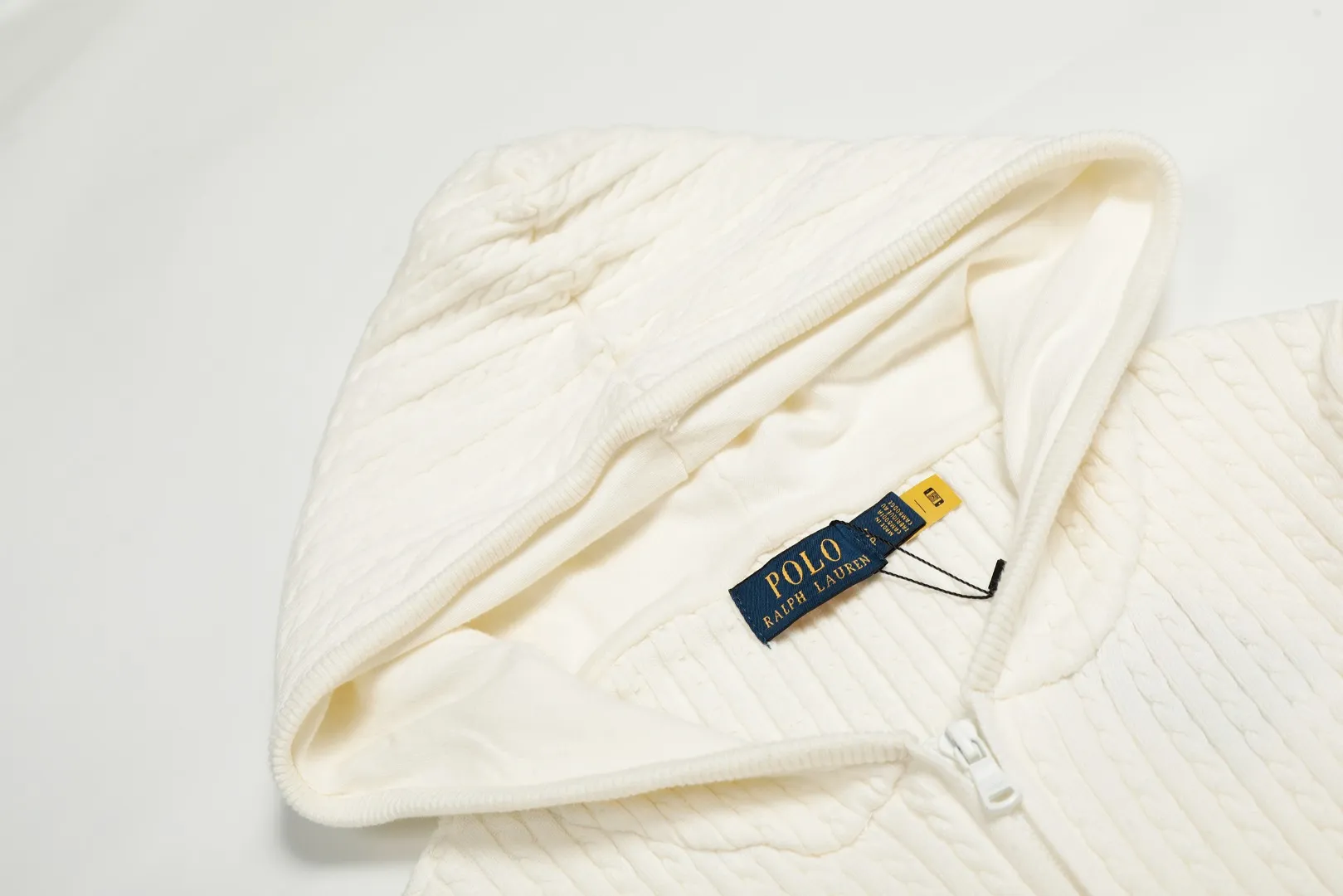P310 Top quality" Style number: DS501# (not off the shelves all year round) [Ralph Lauren small twist solid color pony embroidered logo full zipper hooded jacket] ✅Ralph Lauren old money style classic basic versatile goddess style small twist zipper hooded jacket ✅Main supplier platform live broadcast Wholesale entity Replenish when out of stock Not off the shelf ✅ZP quality 1:1 version Scan the code to enter the GF website Counter quality ✅Customized zipper color is the same The full zipper stitching hood is very complicated. The small twist process takes a long time and the cost is extremely high. ✅The quality of the details is the only one in Guangzhou. Imported quality cotton yarn, focusing on high-end, cost-effective, good quality. Needless to say, the goddess’s upper body is really amazing, so sweet, so beautiful. This coat is really good-looking. Navy blue, apricot, pink, yellow, purple, light blue, Chinese red